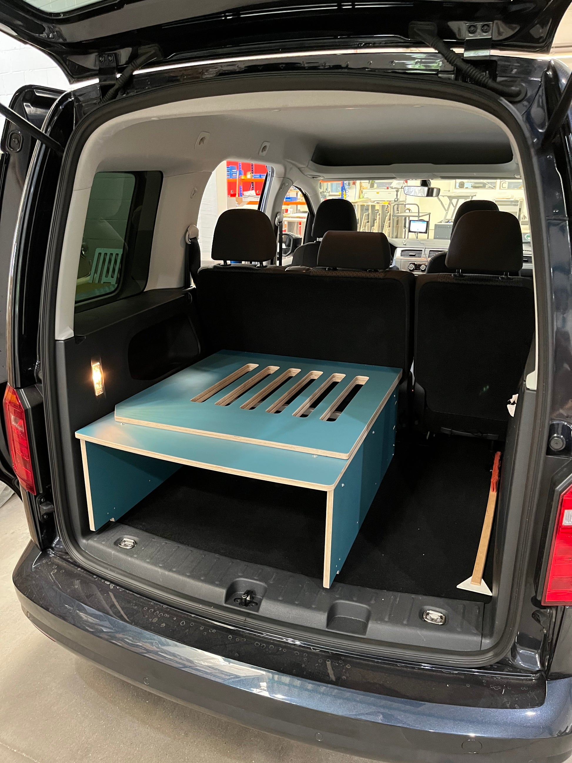 Ausbau- und Schlafsystem inkl. Matratze für VW Caddy und ähnliche Fahrzeuge  - Go Outside – Ihr Campingspezialist (Küchen, Ausbau, Zubehör)